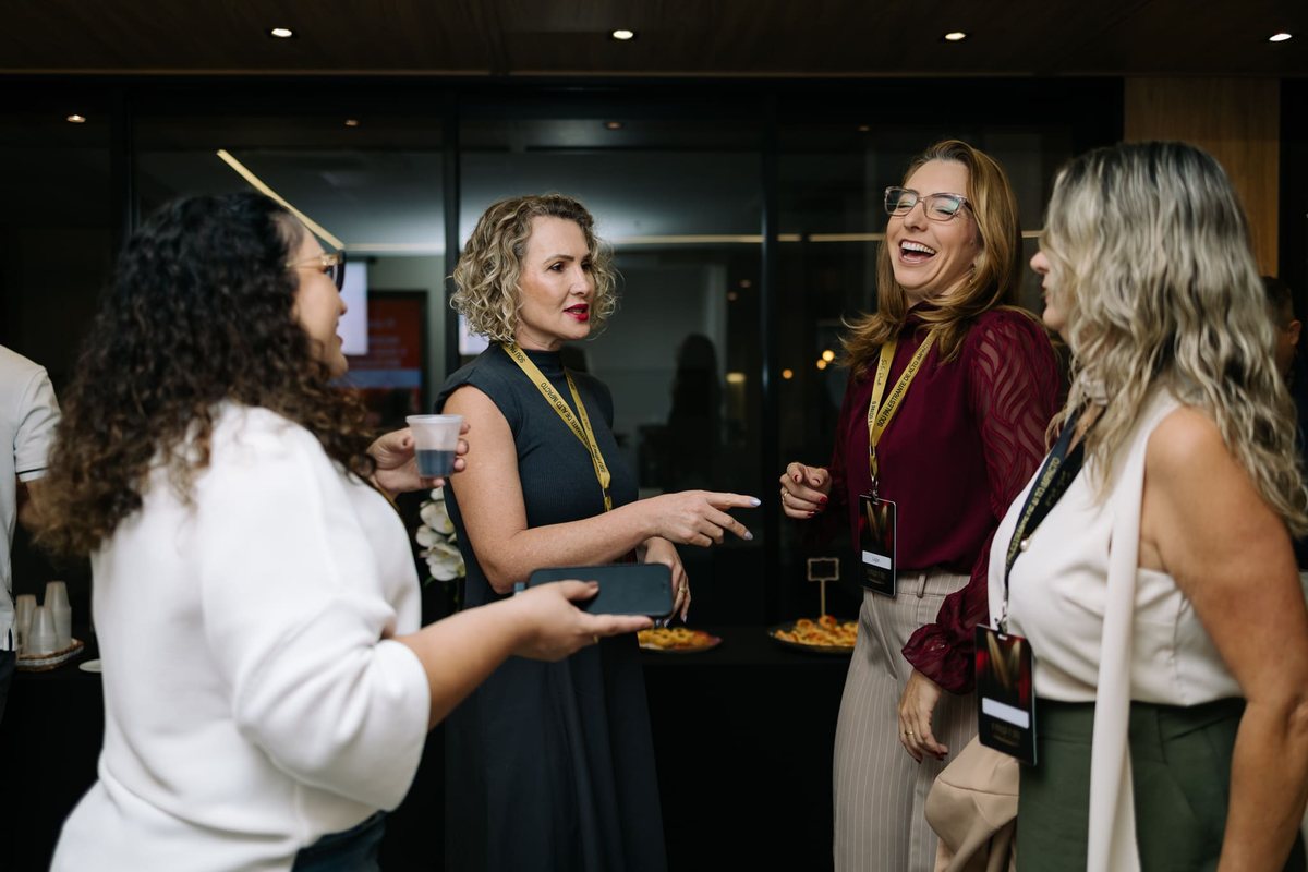 Participantes conversando no intervalo de um evento da Sirlei Benetti